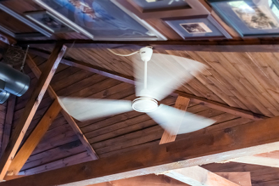 ceiling fan spinning clockwise